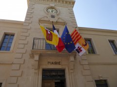 MAIRIE-DRAPEAUX.JPG